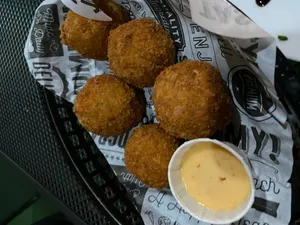 CRISPY MAC N' CHEESE BALLS